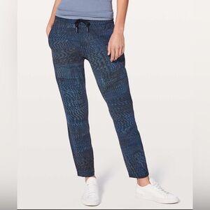 Lululemon On the Fly Pant 27” size 6 Linear Flux Battleship Multi Navy